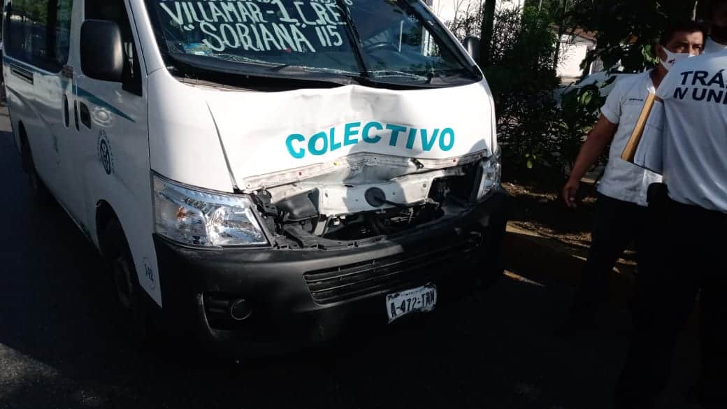 Ciclista es arrollado por combi del servicio público en Playa del Carmen
