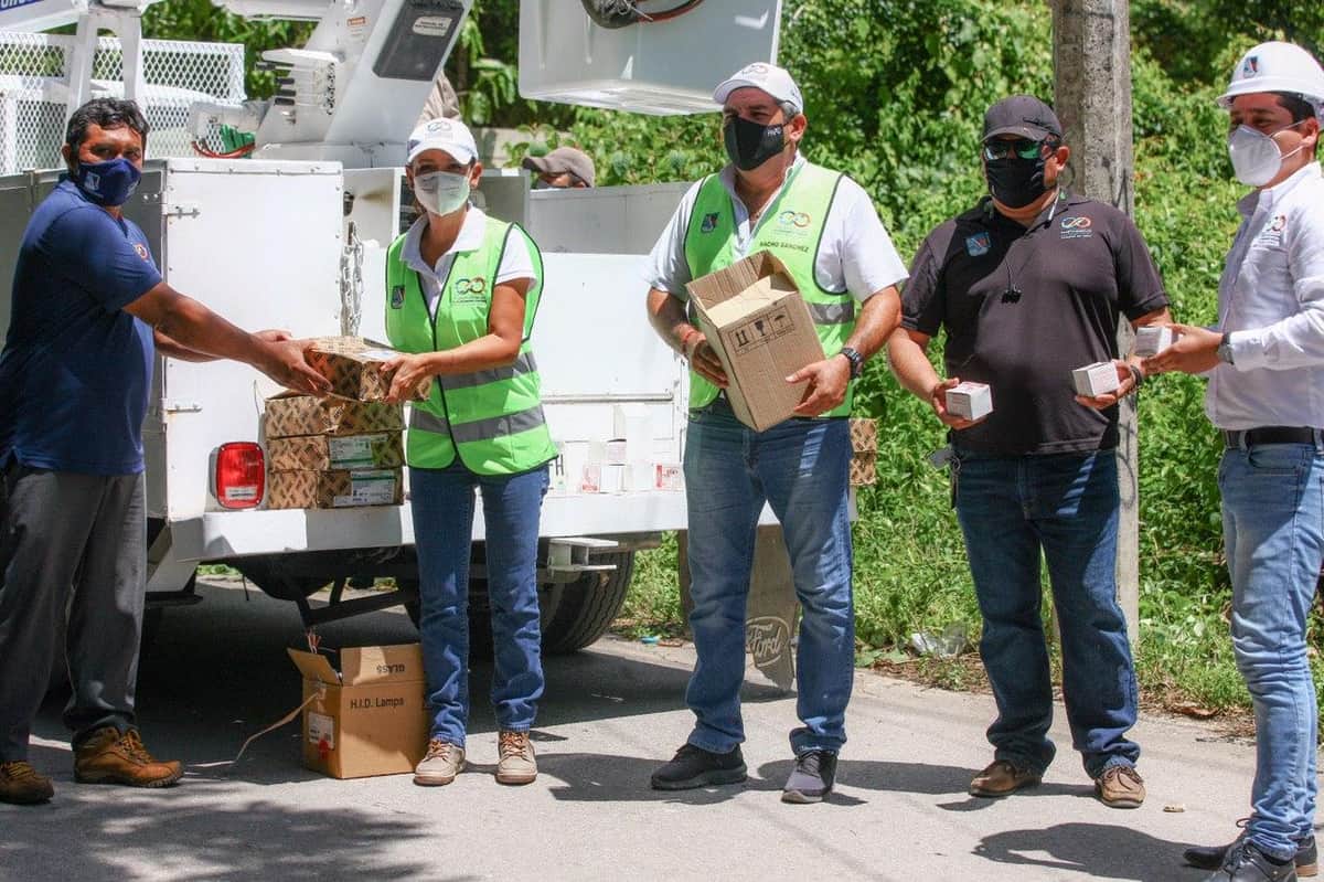 ¡Brillan de nuevo! Dan mantenimiento al alumbrado público de Leona Vicario