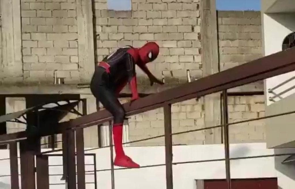 Video: Imitador de Spider-Man se hace viral por bailar en fiesta infantil