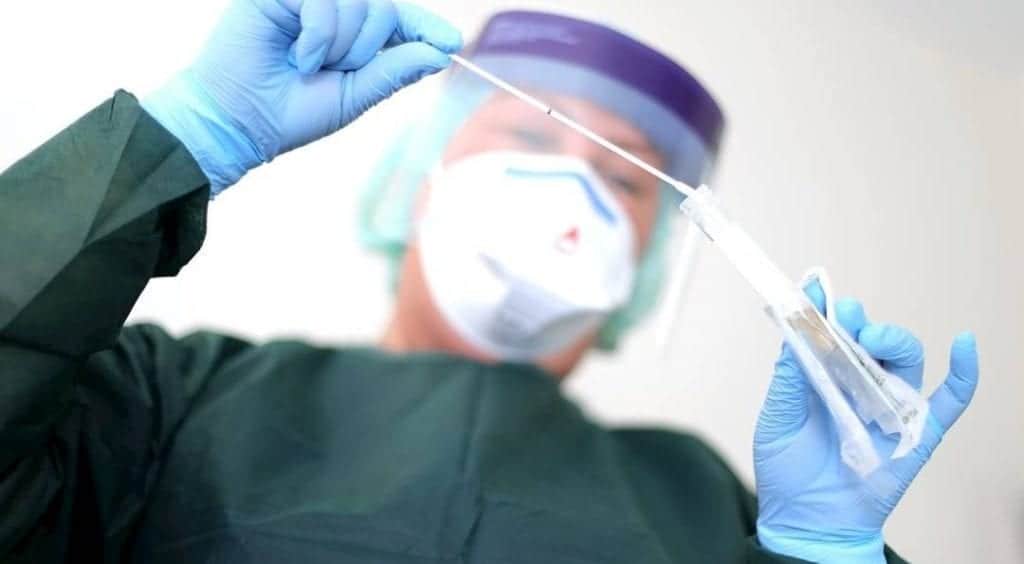 Detectan casos de Covid-19 tras una fiesta; 900 personas fueron puestas en cuarentena