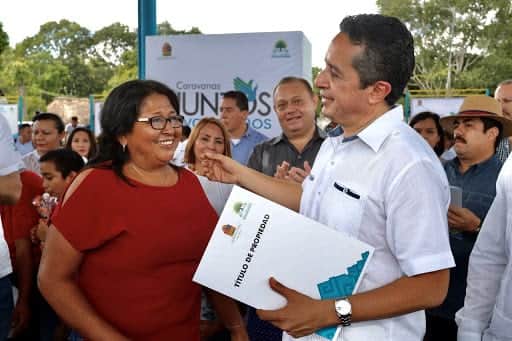 Pese a pandemia, gobierno de Carlos Joaquín entregó 430 títulos de propiedad