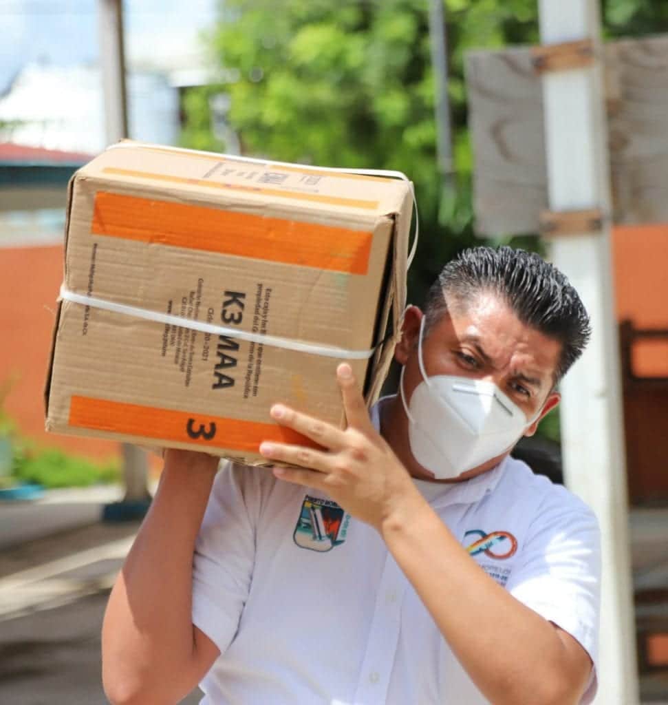 Trasladan más de 15 mil libros de texto y materiales para estudiantes de Puerto Morelos