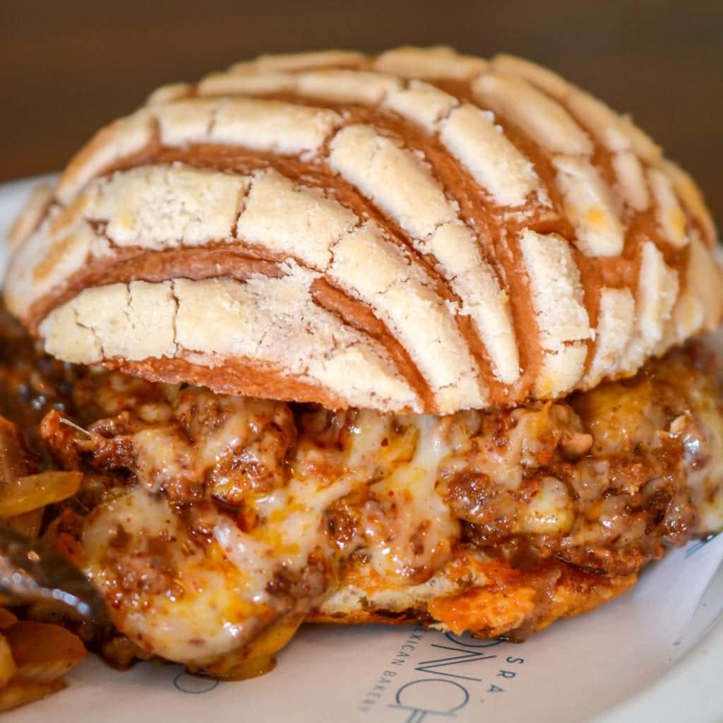 Llegan las conchas rellenas de choriqueso: la última 'novedad gastronómica' en México