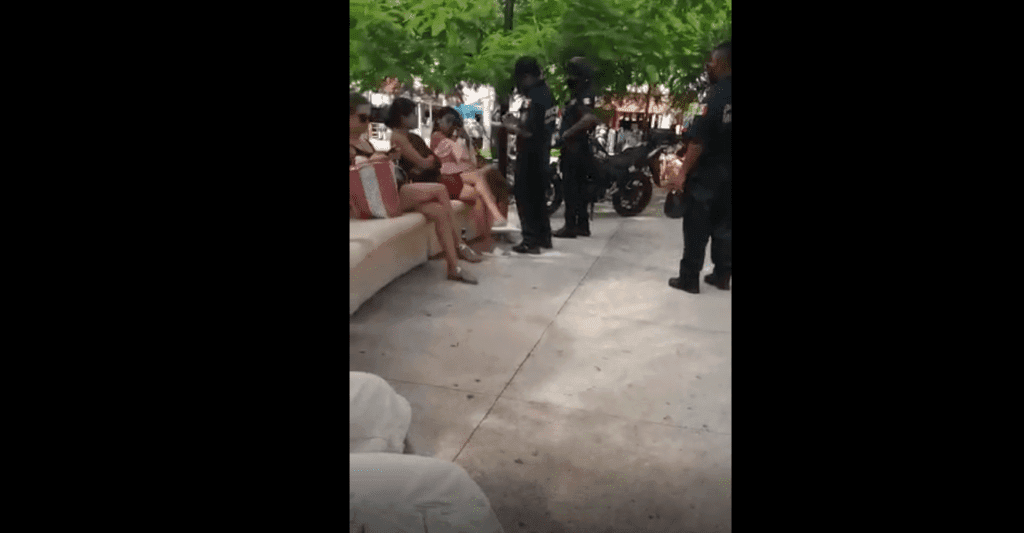 Video: Captan a policías que detienen a turistas en Cozumel ¡Por llevar cervezas cerradas!