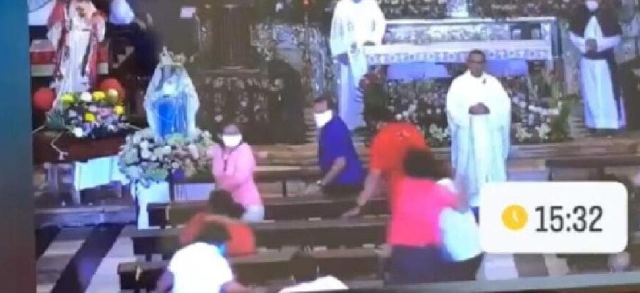 Video: Sujeto golpea a mujeres en plena iglesia porque ¡sintió un milagro!