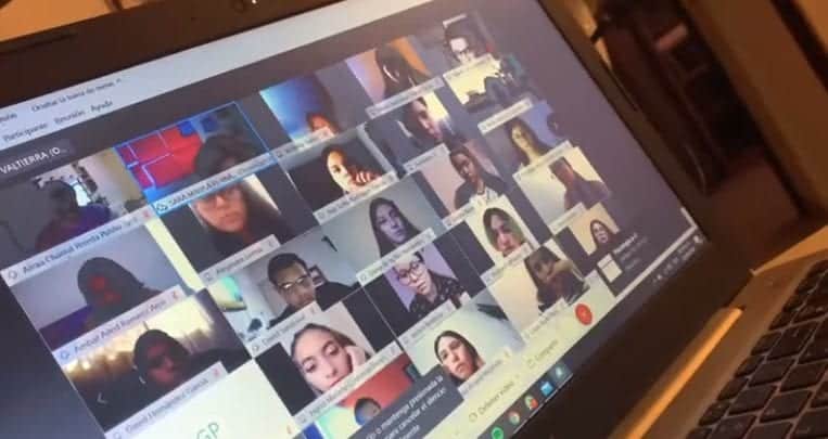 Video: Maestra insulta a alumnos por tener mala conexión; la exhiben en redes