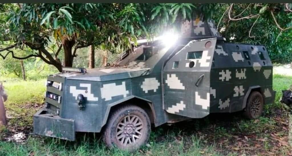 Conoce el tractor convertido en carro de guerra; fue abandonado por el CJNG