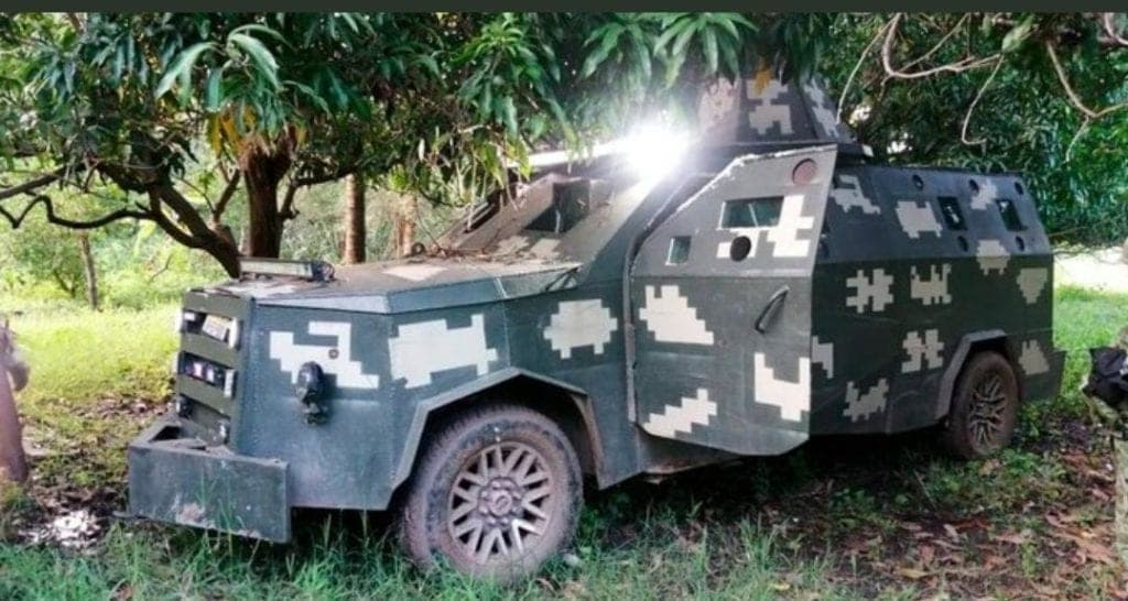 Conoce el tractor convertido en carro de guerra; fue abandonado por el CJNG