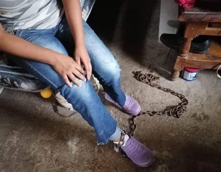 ¡Increíble! Encadenó a su hija para evitar que saliera de la casa