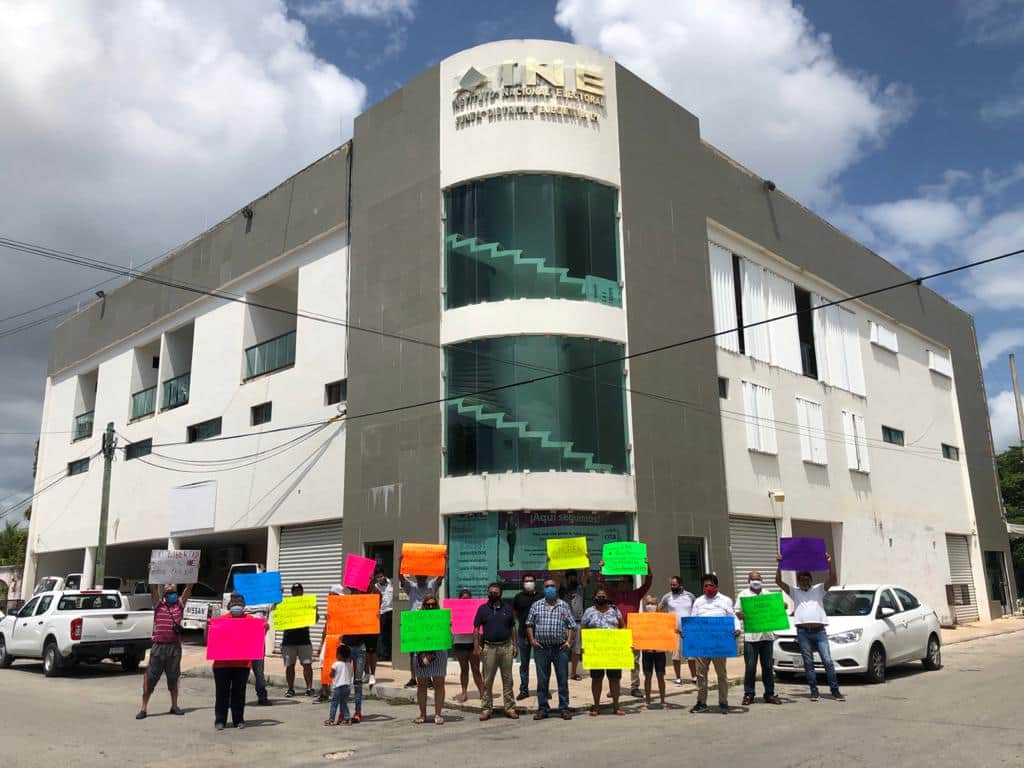Seguidores de Alejandro Rojas toman el INE en Playa del Carmen