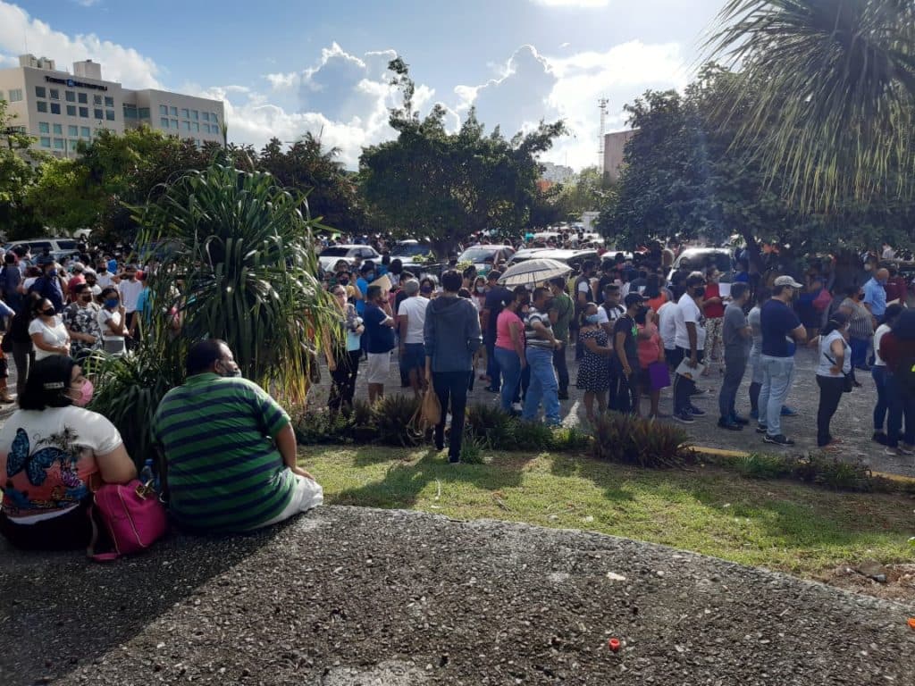 ¡Caos en IMSS Cancún por requisito escolar! Diputado pide no poner en riesgo a jóvenes