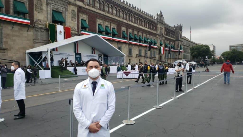 Doctor cozumeleño recibe máxima presea de la nación