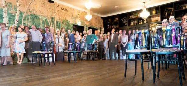 Pareja celebra su boda con fotografías en tamaño real de sus invitados, por pandemia