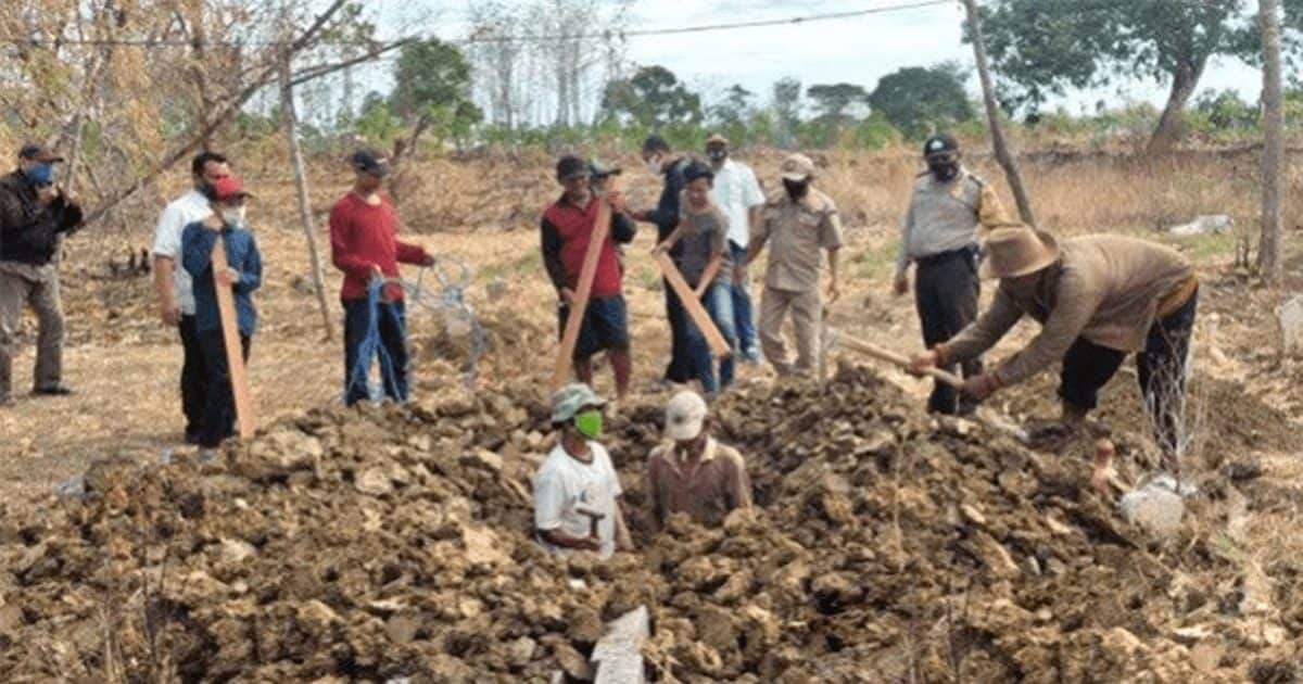 Obligan a cavar tumbas a quienes se niegan a usar cubrebocas en Indonesia