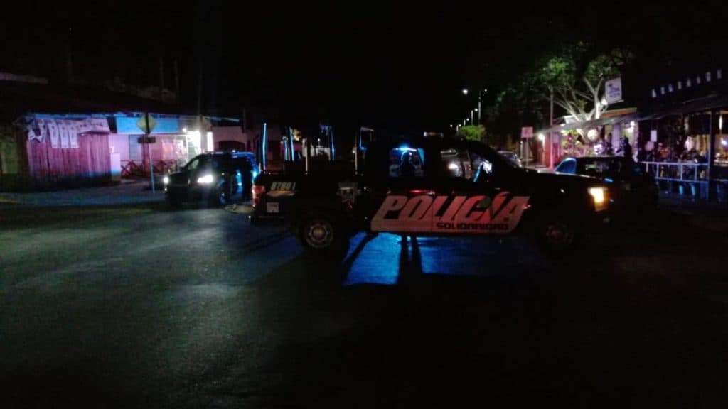 Balean a un ciclista frente a pizzería, en Playa del Carmen