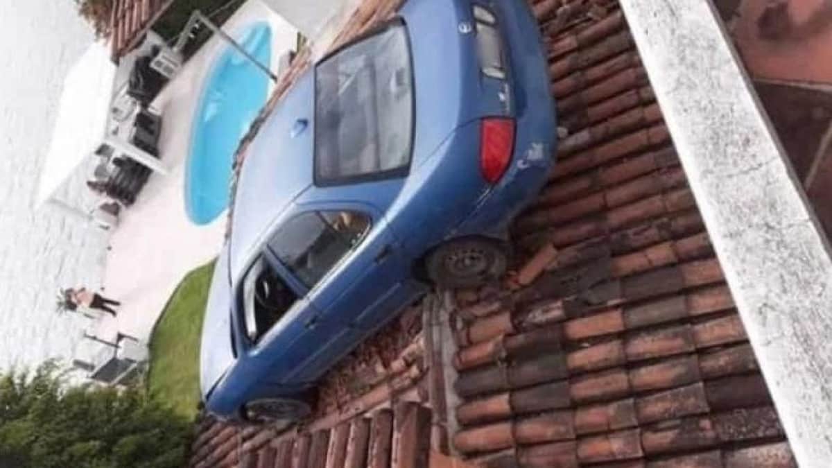 Video: Conductor 'se estaciona' en el tejado de una casa y se viraliza