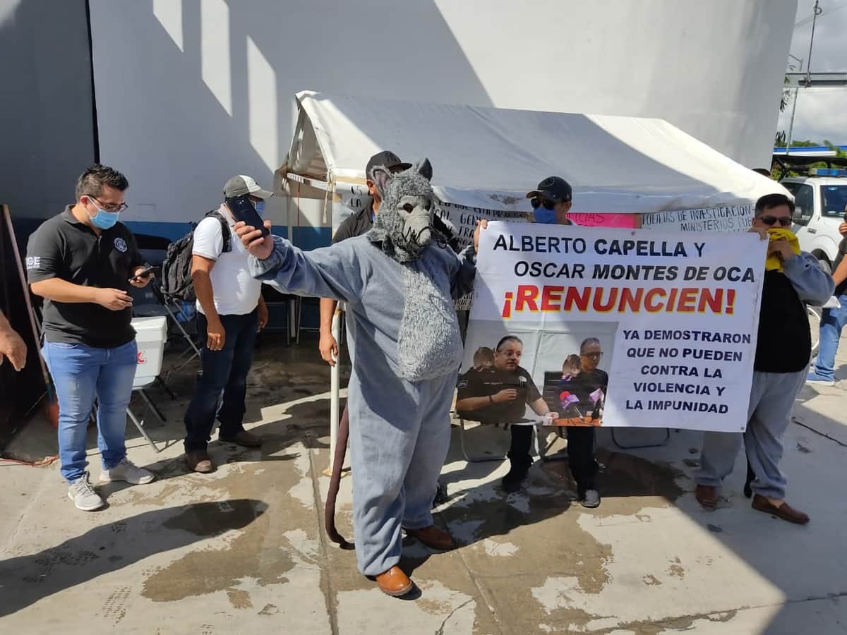 ¡Inédito! Comandante de la FGE se disfraza de rata después de ser despedido por no acreditar pruebas de confianza