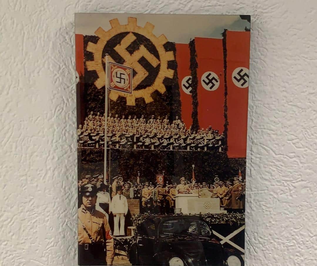 Critican a Volkswagen de México por mostrar fotos en oficinas de la Alemania nazi