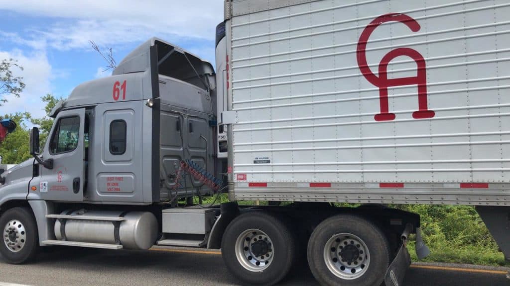 Grupo armado roba y abandona tráiler a las afueras de Cancún