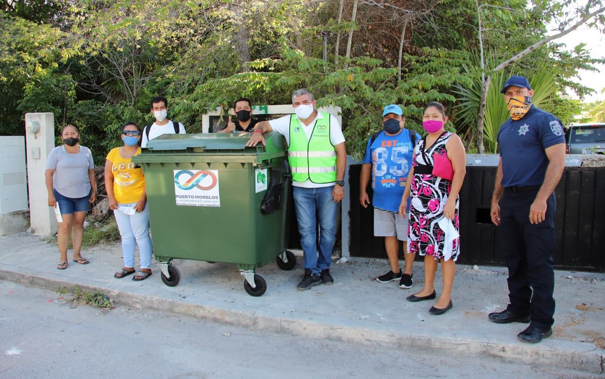 Refuerzan limpieza en Puerto Morelos con entrega de contenedores de basura