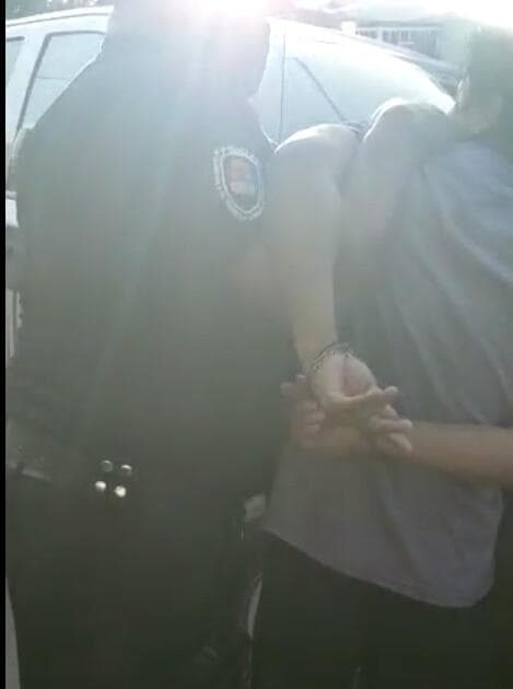 Video: Policías en Cancún sacan a personas de su hogar; denuncian abuso