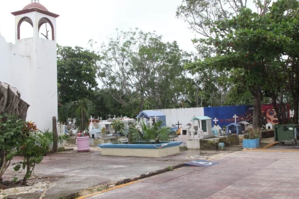 Cerrados y desolados lucieron los panteones durante festividades por el Día de Muertos