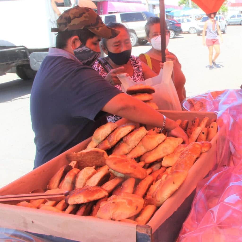 Una familia recupera lo perdido al vender Pan de Muerto