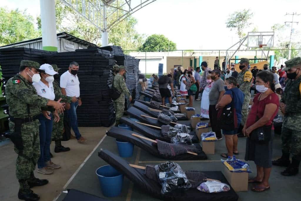 Entregan ayuda a familias de Puerto Morelos, tras paso de huracán "Delta"