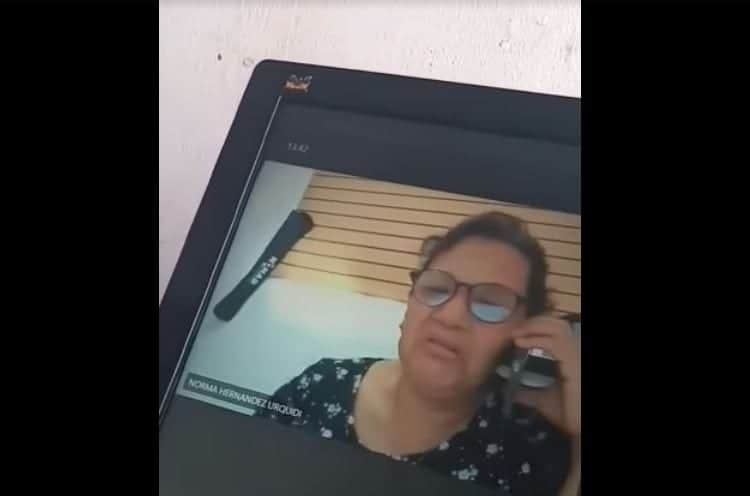 Maestra insulta a alumnos durante videollamada, ¡olvidó apagar el micrófono!