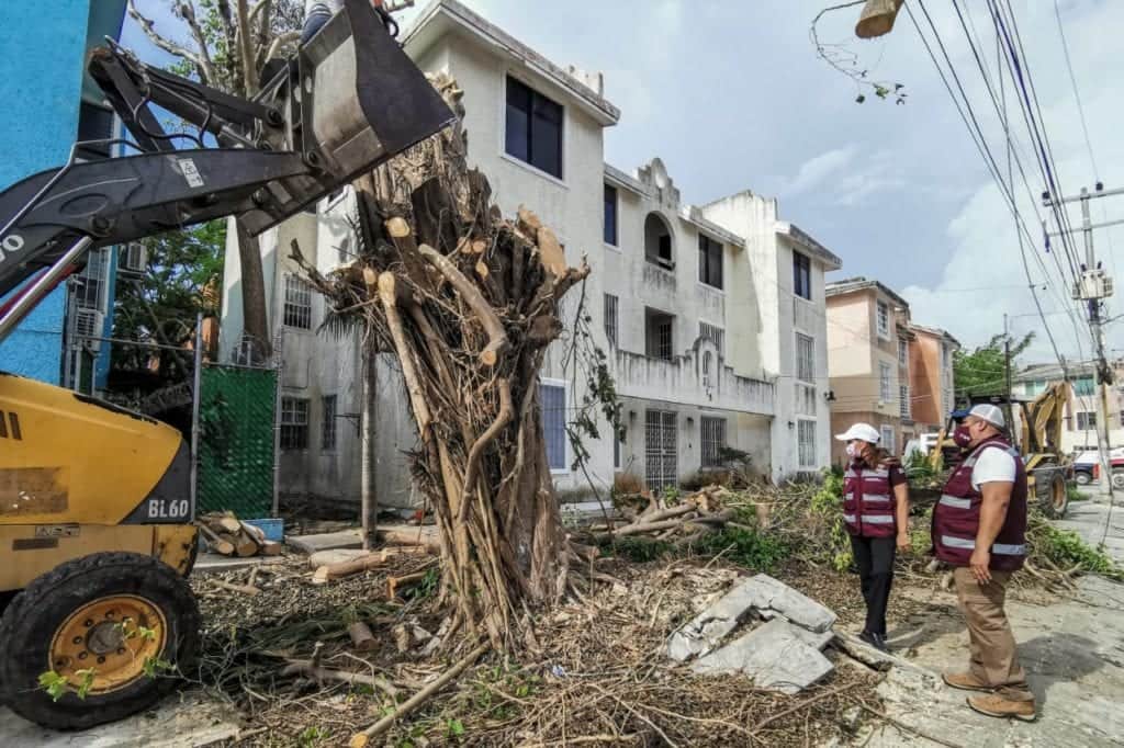 Autoridades municipales y estatales recorren y supervisan calles en Cancún tras paso de “Zeta”