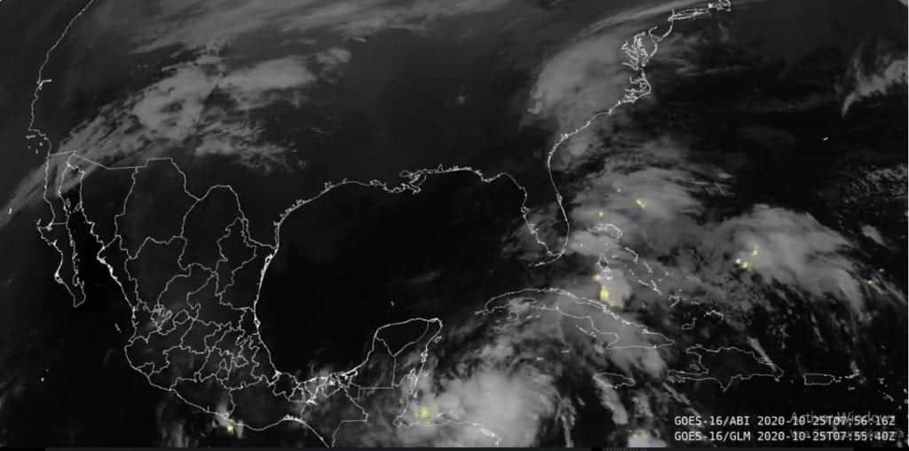 Huracán "Zeta" ya está sobre Quintana Roo; se mueve al Noroeste a 20 km/h