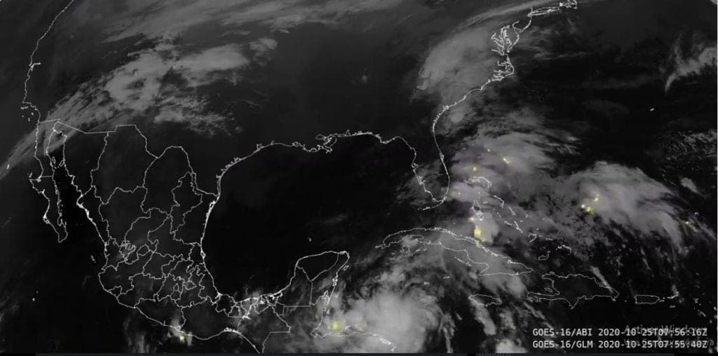 Huracán "Zeta" ya está sobre Quintana Roo; se mueve al Noroeste a 20 km/h