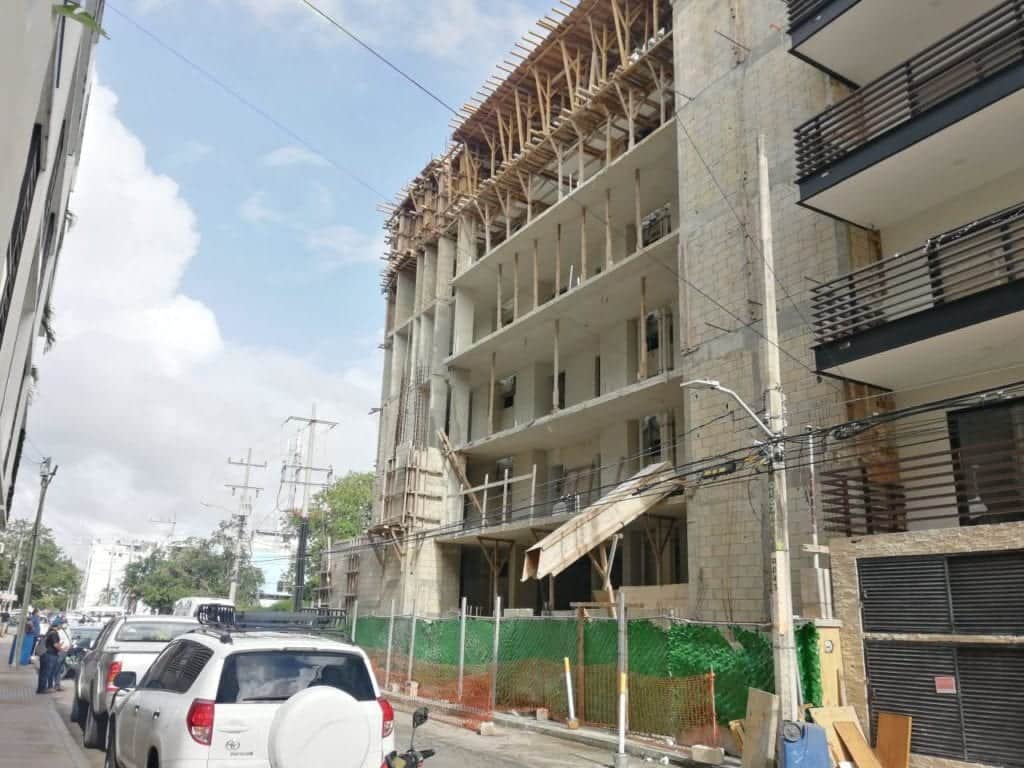 Trabajador se electrocuta y 'sale volando' desde un tercer piso en Playa del Carmen