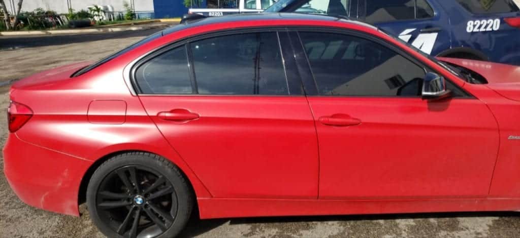 Recuperan automóvil reportado por robo en Solidaridad, dos sujetos quedaron asegurados