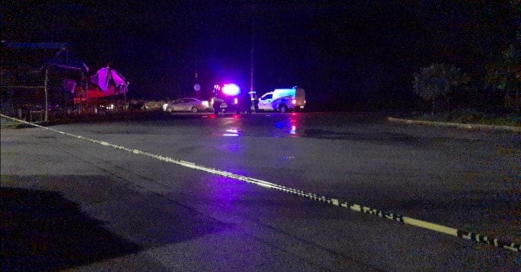 Sicarios abandonan cabeza y torso humano, frente a fraccionamiento de Cancún