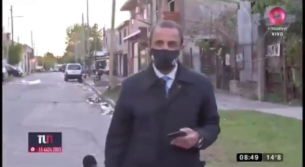 Video: Le roban su teléfono a reportero en plena transmisión