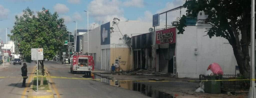 Bajo 'extrañas circunstancias' se incendian 2 establecimientos y un bar en Playa del Carmen