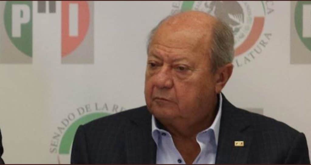 Despiden a funcionario de Pemex que fue captado comiendo con Romero Deschamps