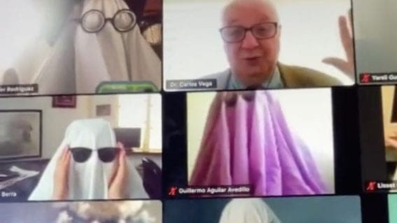 Video: Alumnos se disfrazan de fantasmas para 'asustar' a su maestro y se vuelven virales