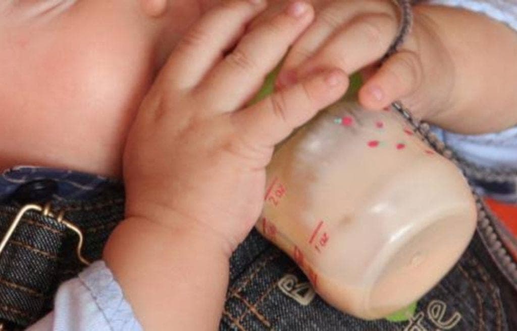 Adolescente envenena y mata a su bebé, dijo 'no tenía dinero para darle de comer'