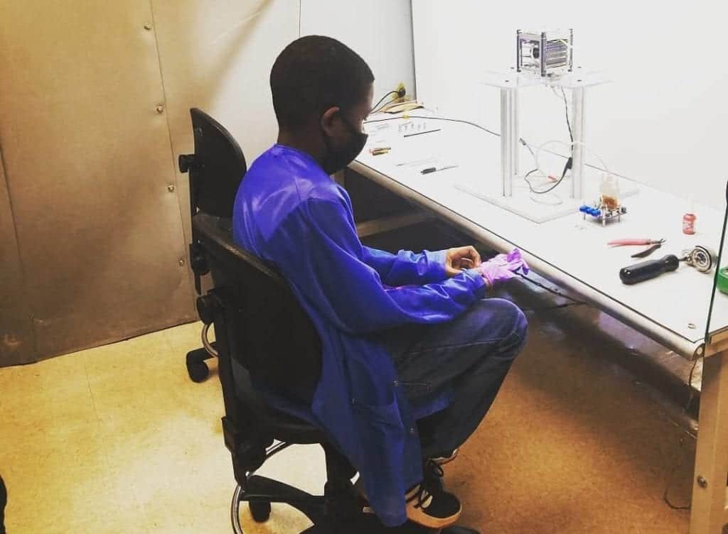 Niño prodigio de 12 años podría ingresar a la universidad a estudiar ingeniería aeroespacial