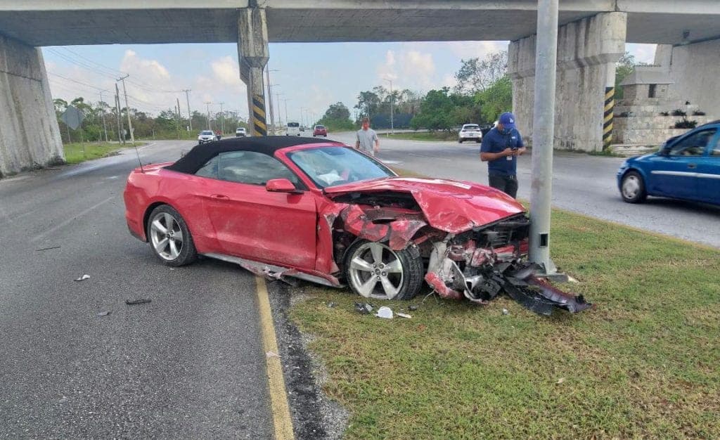 Estrella su coche deportivo contra un poste en Cancún