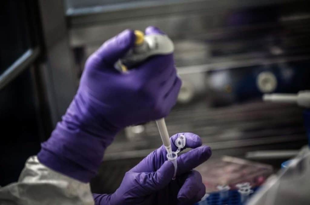 Pausa Johnson & Johnson ensayos de vacuna de Covid-19 por enfermedad de voluntario