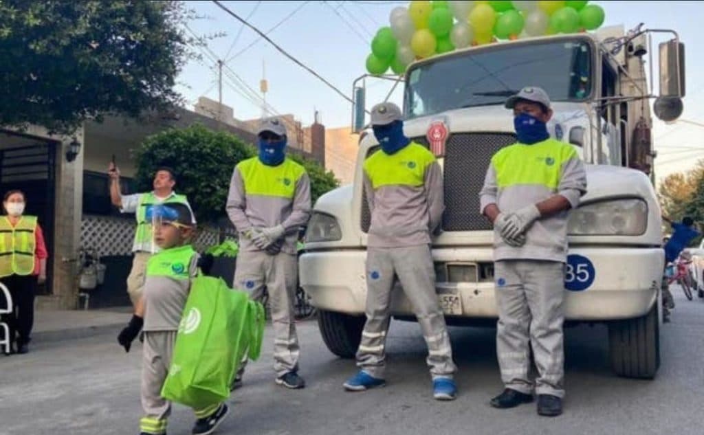 Niño celebra su cumpleaños con sus héroes: los recolectores de basura