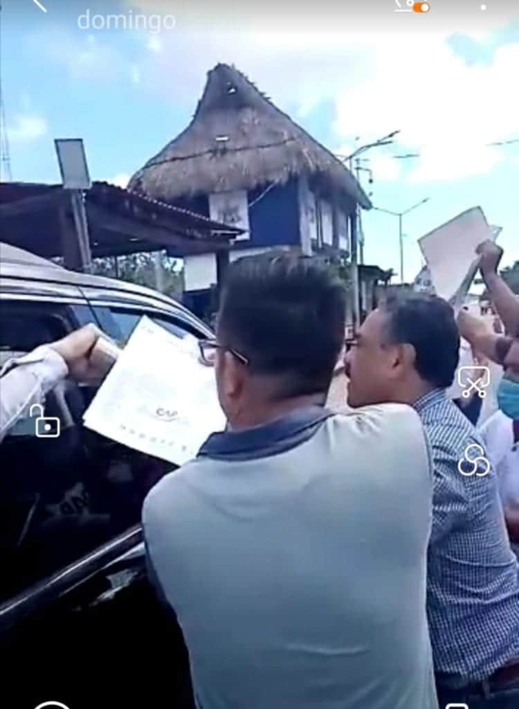 Para regularizar la colonia Colosio de Playa del Carmen, entregan a AMLO la historia documentada