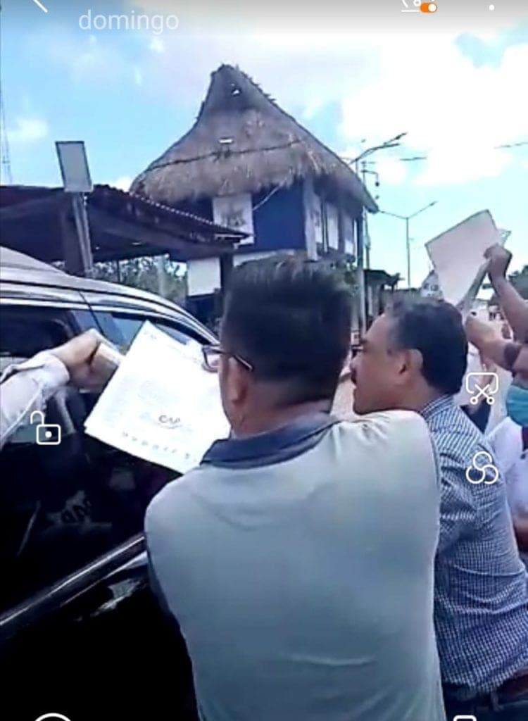 Para regularizar la colonia Colosio de Playa del Carmen, entregan a AMLO la historia documentada