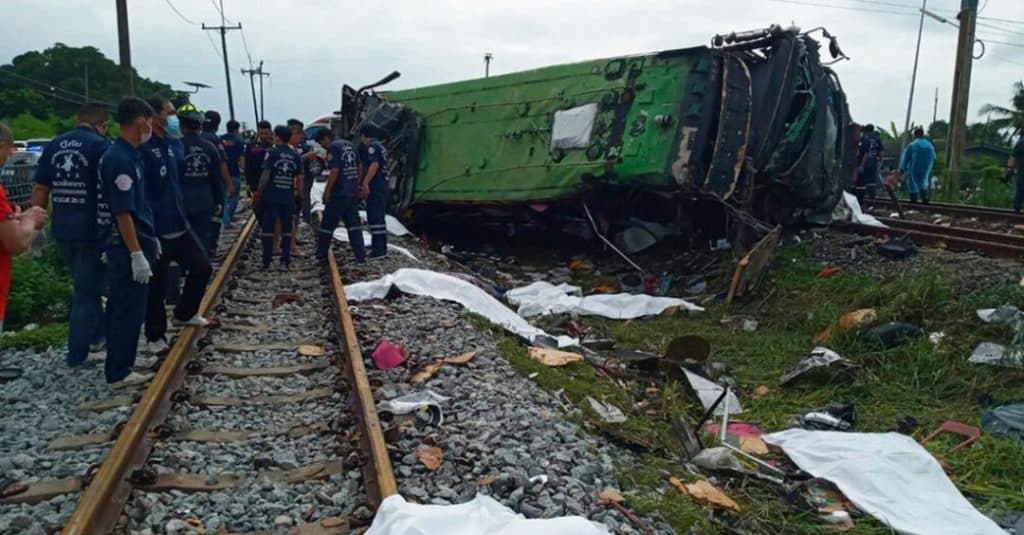 Chocan tren y autobús en Tailandia; hay 17 muertos y 30 heridos