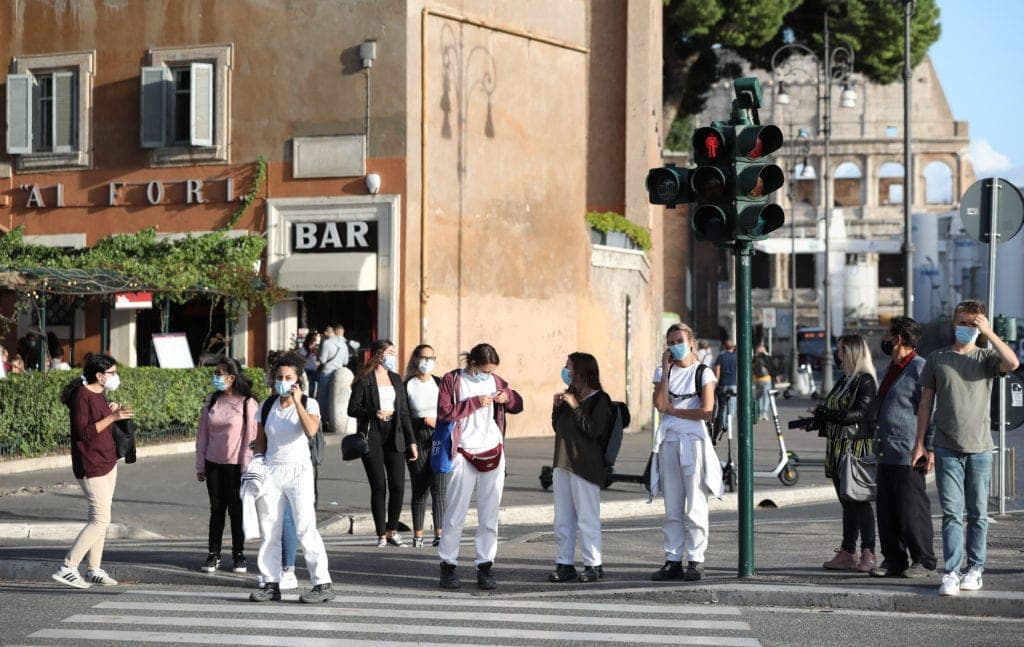 ¡Marcha de la liberación! Protestan en Italia contra el uso de cubrebocas