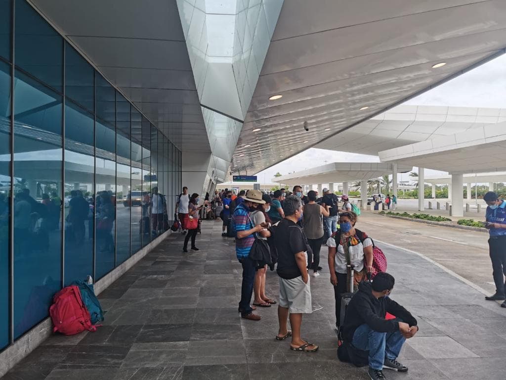 Abandonaron Cancún 15 mil turistas por el Huracán Delta