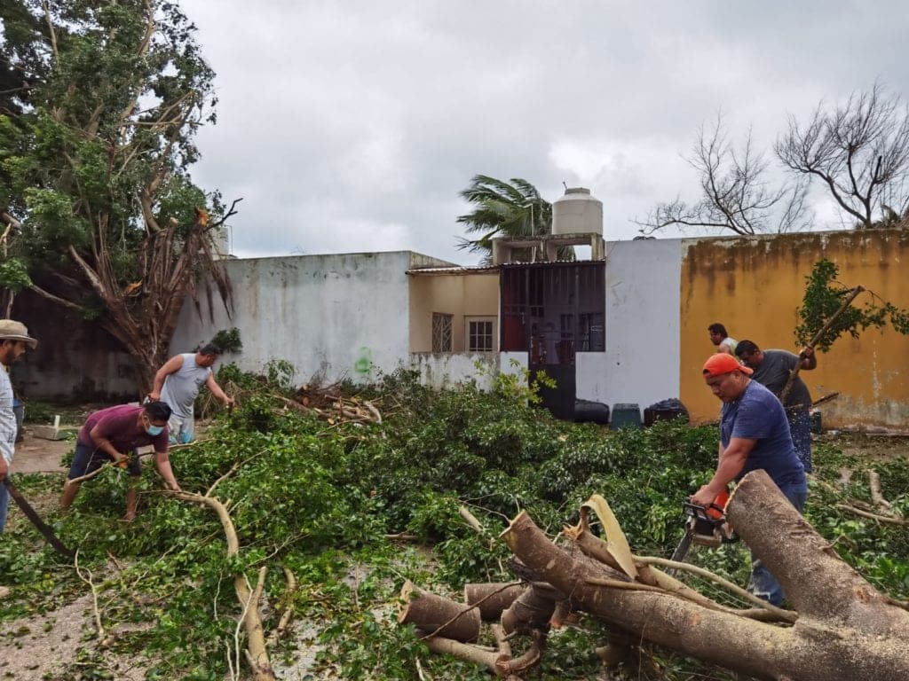Autoridades y vecinos limpian Playa del Carmen tras el paso de Delta
